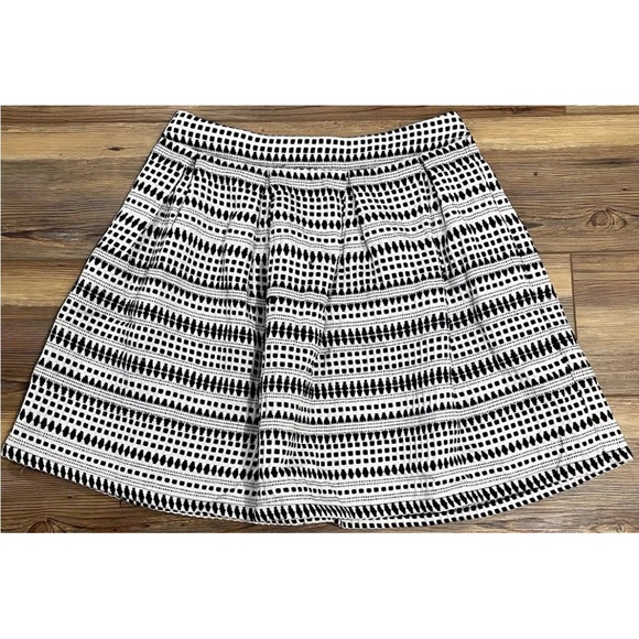 miami Dresses & Skirts - MIAMI White Black Striped Pleated Zip Flare Mini Skirt Women’s Size Large